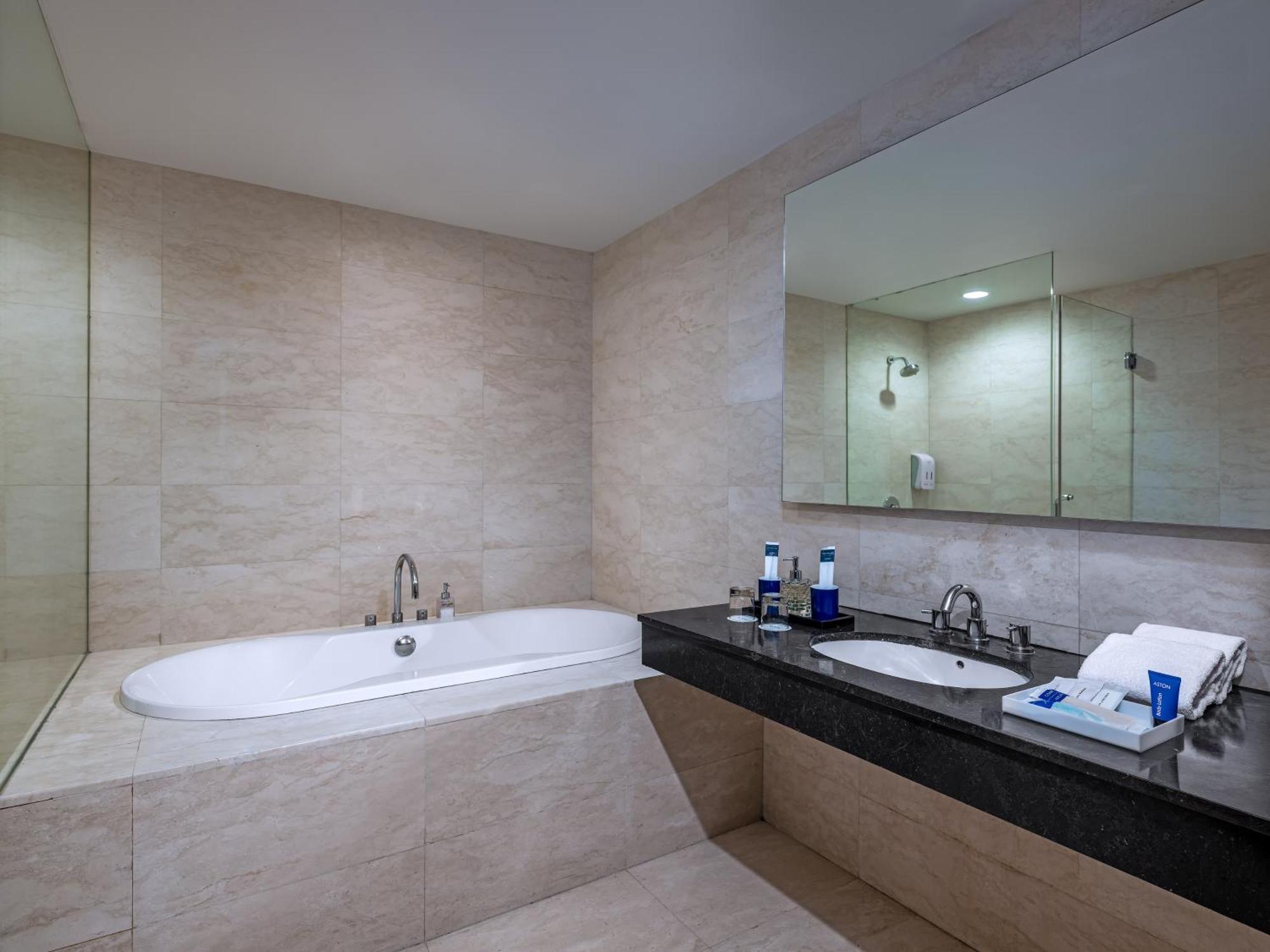 Aston Makassar Hotel & Convention Center Luaran gambar