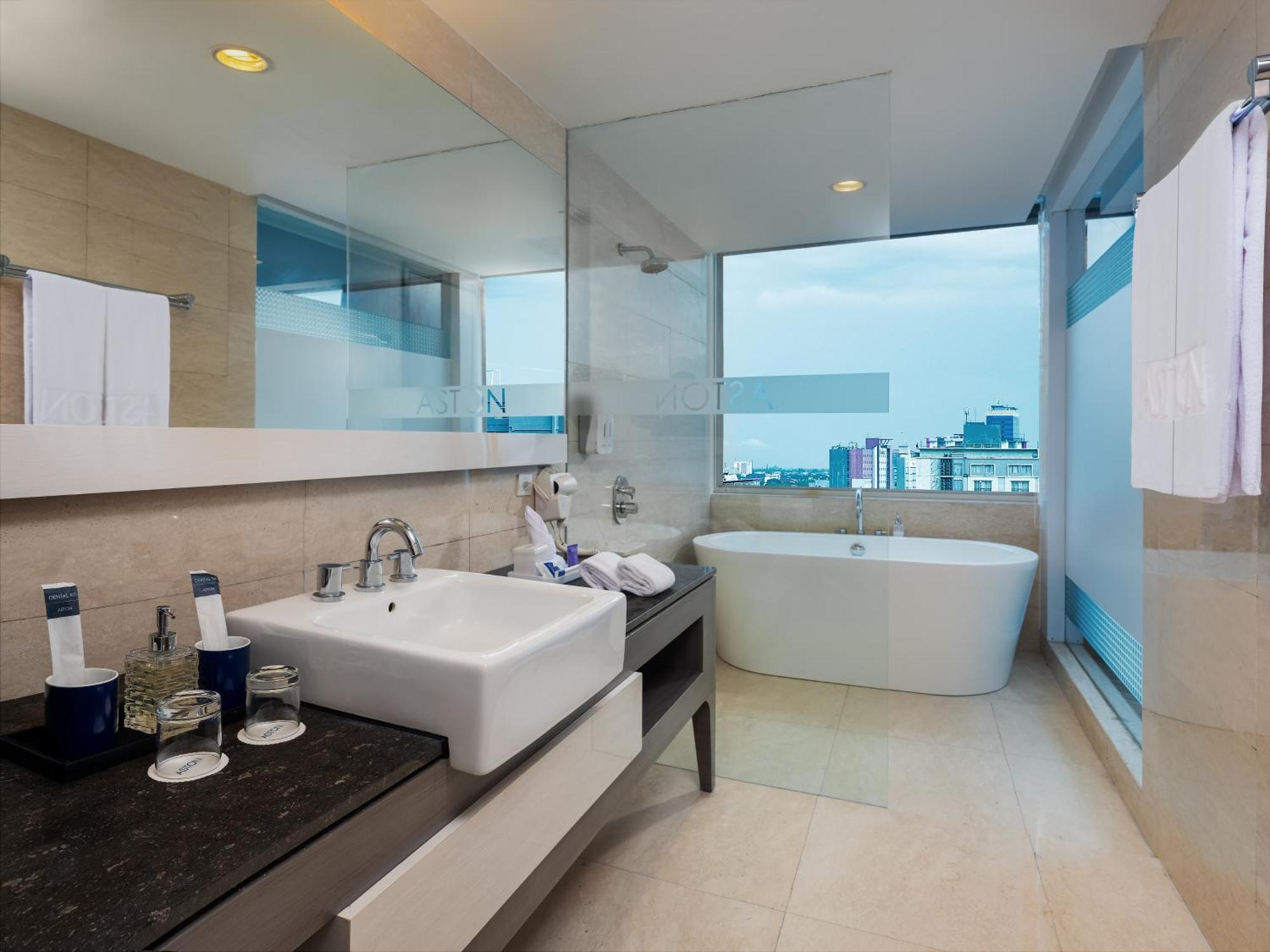 Aston Makassar Hotel & Convention Center Luaran gambar